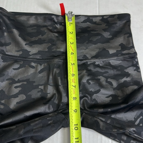 SPANX Faux Leather Black Camo Leggings Size Medium Womens Sculpting Slim Fit - Picture 12 of 14